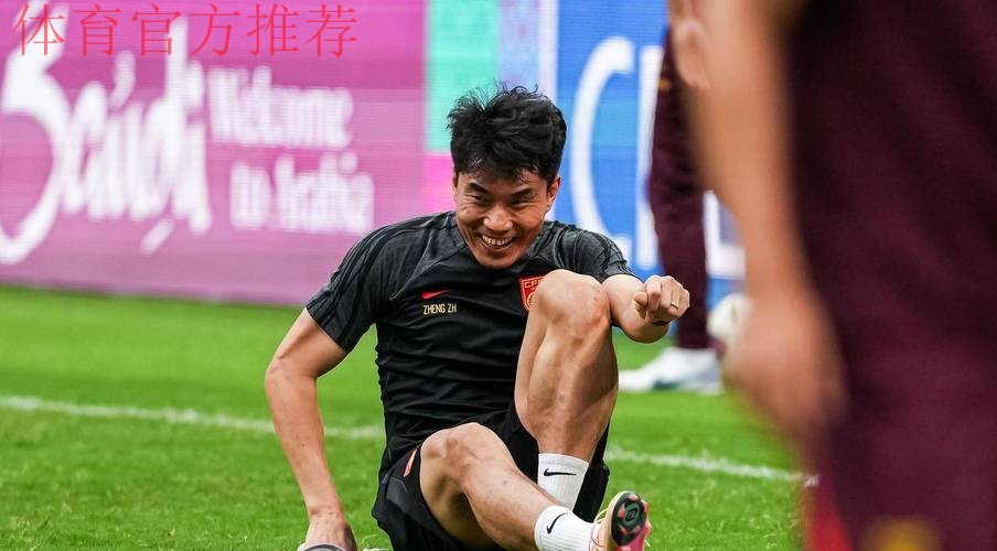 国足队员天津助力校园足球 郑智充当教练员 国足队员天津助力校园足球 郑智充当教练员